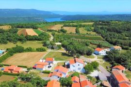 ČAROBNA KUĆA 2 KM OD MORA, NA RUBU SELA, Barban, Maison