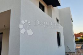 DVOSOBAN STAN S KROVNOM TERASOM, Zadar, Wohnung