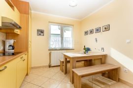 MALINSKA - APARTMANSKA KUĆA 100 m OD MORA, Malinska-Dubašnica, Maison