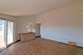 KUĆA S 3 STANA, SVAKI IMA 106 M2, POGLED MORE, 3OO M DO MORA, BAZEN – TOP LOKACIJA!, Medulin, Casa