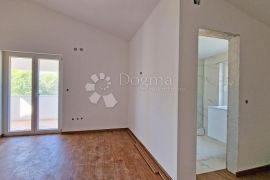 KUĆA S 3 STANA, SVAKI IMA 106 M2, POGLED MORE, 3OO M DO MORA, BAZEN – TOP LOKACIJA!, Medulin, Casa