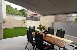 NJIVICE APARTMAN U PRIZEMLJU NA 100 M OD MORA, Omišalj, Wohnung