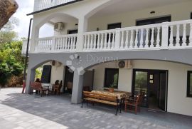 MALINSKA - APARTMANSKA KUĆA - 8 APARTMANA, Malinska-Dubašnica, Дом