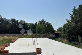 NOVOGRADNJA - prizemlje s dvorištem, 81m2, Medulin, Daire