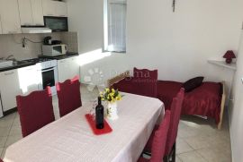 SOLINE APARTMAN U PRIZEMLJU, Dobrinj, شقة