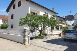 VODICE ATRAKTIVNA APARTMANSKA KUĆA BLIZ MORA, Vodice, Σπίτι