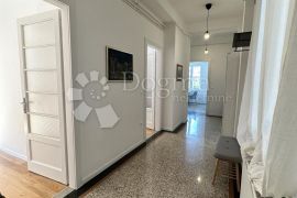 NOVOUREĐENI STAN U CENTRU, Rijeka, Appartement