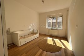 NOVOUREĐENI STAN U CENTRU, Rijeka, Appartement