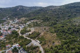 VIS- POLJOPRIVREDNO ZEMLJIŠTE SA SAVRŠENIM POGLEDOM - PORED GRAĐEVINSKE ZONE, Vis, Земля