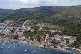 VIS- POLJOPRIVREDNO ZEMLJIŠTE SA SAVRŠENIM POGLEDOM - PORED GRAĐEVINSKE ZONE, Vis, Земля