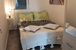 Apartman sa privatnim bazenom i dvorištem od 213m2, Dobrinj, Wohnung