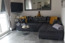 Apartman sa privatnim bazenom i dvorištem od 213m2, Dobrinj, Wohnung