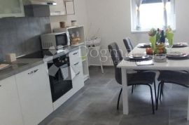 Apartman sa privatnim bazenom i dvorištem od 213m2, Dobrinj, Wohnung