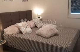 Apartman sa privatnim bazenom i dvorištem od 213m2, Dobrinj, Wohnung