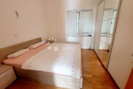 KRK  - KUĆA S 5 APARTMANA, Krk, Haus