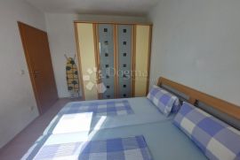 KRK  - KUĆA S 5 APARTMANA, Krk, Haus