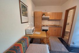 KRK  - KUĆA S 5 APARTMANA, Krk, Haus