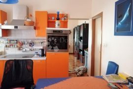 VODICE, atraktivna kuća sa 11 apartmana i trosobnim stanom, Vodice, House