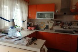 VODICE, atraktivna kuća sa 11 apartmana i trosobnim stanom, Vodice, House