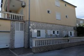 VODICE, atraktivna kuća sa 11 apartmana i trosobnim stanom, Vodice, House