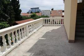 VODICE, atraktivna kuća sa 11 apartmana i trosobnim stanom, Vodice, House