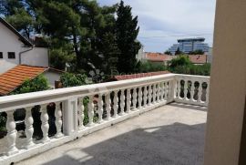 VODICE, atraktivna kuća sa 11 apartmana i trosobnim stanom, Vodice, House