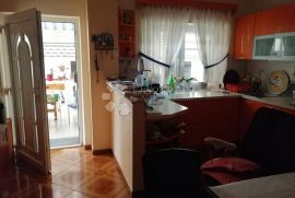 VODICE, atraktivna kuća sa 11 apartmana i trosobnim stanom, Vodice, House