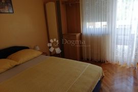 VODICE, atraktivna kuća sa 11 apartmana i trosobnim stanom, Vodice, House