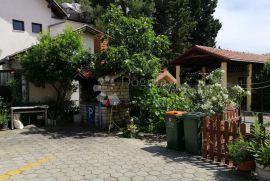 VODICE, atraktivna kuća sa 11 apartmana i trosobnim stanom, Vodice, House