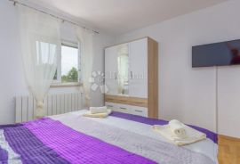 PREDIVNA PRIZEMNICA SA KONOBOM I STUDIOM APARTMANOM, Višnjan, Famiglia