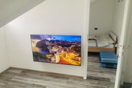 Mali renovirani stan na dobroj lokaciji, Rijeka, Apartamento