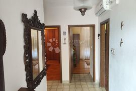 ROGOZNICA- KUĆA SA 3 STANA TEK 350M OD MORA, Rogoznica, Casa