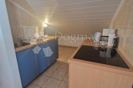 NJIVICE - APARTMAN U POTKROVLJU S TERASOM, Omišalj, Διαμέρισμα