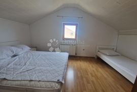 NJIVICE - APARTMAN U POTKROVLJU S TERASOM, Omišalj, Διαμέρισμα