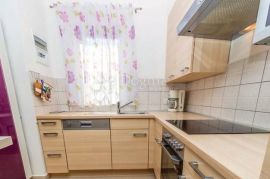 Apartman s okućnicom blizu mora, Dobrinj, Daire