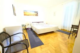 Apartman s okućnicom blizu mora, Dobrinj, Stan