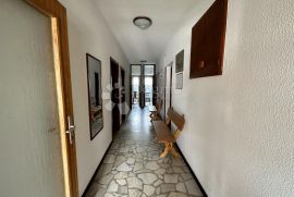 Kuća sa 11 apartmana 300m od mora, Crikvenica, Ev