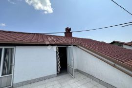 Kuća sa 11 apartmana 300m od mora, Crikvenica, Ev