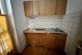 Kuća sa 11 apartmana 300m od mora, Crikvenica, Ev