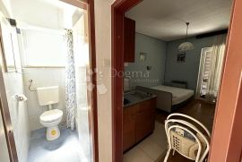 Kuća sa 11 apartmana 300m od mora, Crikvenica, Ev