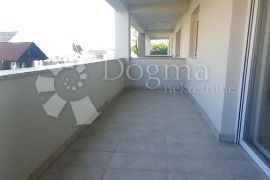 PRILIKA! Novogradnja Zaprešić 2000€/m2 (garaža,vrt,parking), Zaprešić, شقة