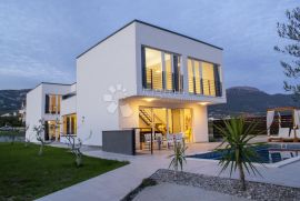 VILLA S BAZENOM  KAŠTEL NOVI, Kaštela, Kuća