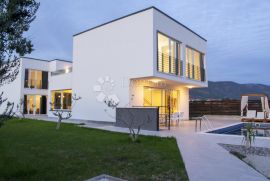 VILLA S BAZENOM  KAŠTEL NOVI, Kaštela, Haus