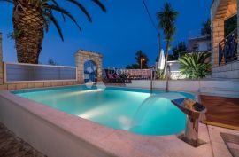 Villa prvi red uz more - TROGIR, Trogir, House