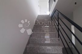 Prostran dvoetažni stan Vrsi, Vrsi, Flat