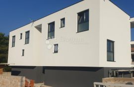 OTOK KRK-Eksluzivan apartman s bazemom i dva parking mjesta!, Krk, Flat