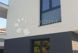 OTOK KRK-Eksluzivan apartman s bazemom i dva parking mjesta!, Krk, Flat