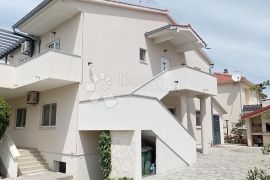 VODICE PREKRASNA KUĆA SA TRI STAMBENE JEDINICE, Vodice, Ev