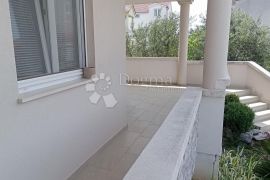 VODICE PREKRASNA KUĆA SA TRI STAMBENE JEDINICE, Vodice, Ev