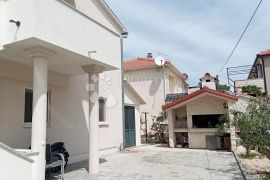 VODICE PREKRASNA KUĆA SA TRI STAMBENE JEDINICE, Vodice, Ev